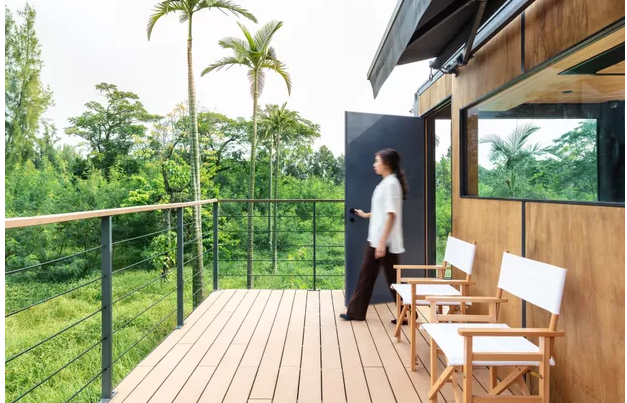 PARECE CASA DE PRAIA, MAS É UM ESCRITÓRIO FEITO COM CONTÊINERES